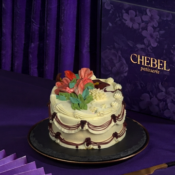 Retro Vintage Piped Cake