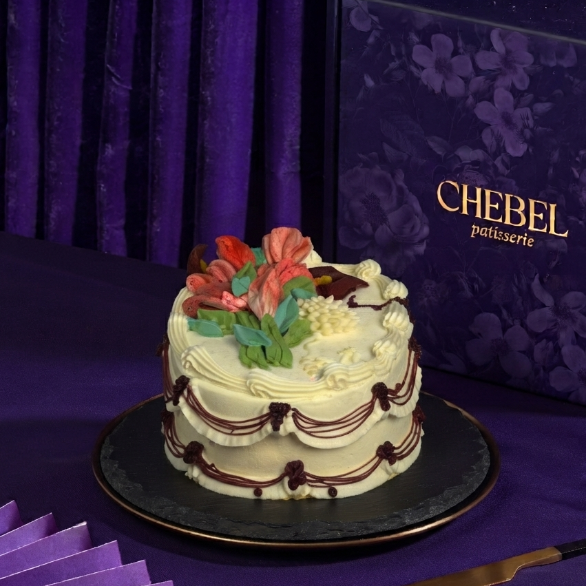 Retro Vintage Piped Cake